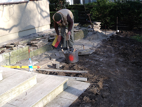 Neugestaltung eines Weges aus Natursteinplatten