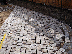Pflasterung eines Gartenwegs
