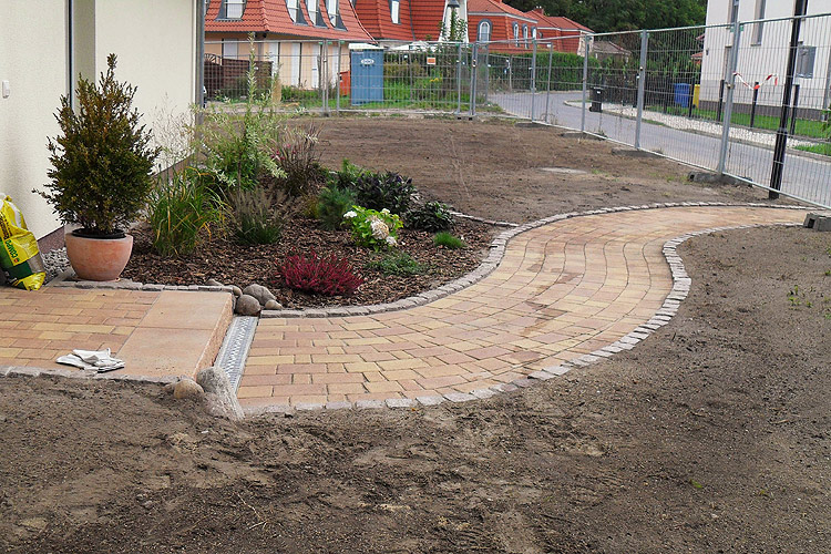 Bepflanzung des Vorgartens und Rasen-Neuanlage Bepflanzung des Vorgartens und Rasen-Neuanlage