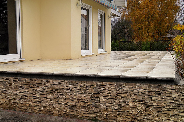 Fertige Terrasse mit Verblendung Fertige Terrasse mit Verblendung