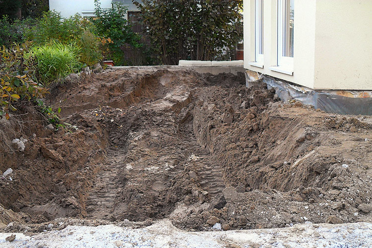 Der alte Unterbau wird bis zum Fundament des Hauses entfernt Der alte Unterbau wird bis zum Fundament des Hauses entfernt