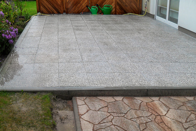 Dauerhafte Verfugung von Quarzitplatten auf der Terrasse Dauerhafte Verfugung von Quarzitplatten auf der Terrasse