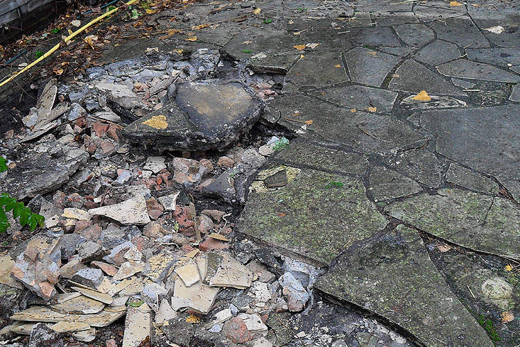 Stark beschädigter Natursteinbelag aus Solnhofner Platten Stark beschädigter Natursteinbelag aus Solnhofner Platten