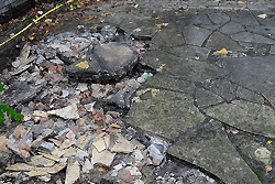 Stark beschdigter Natursteinbelag aus Solnhofner Platten