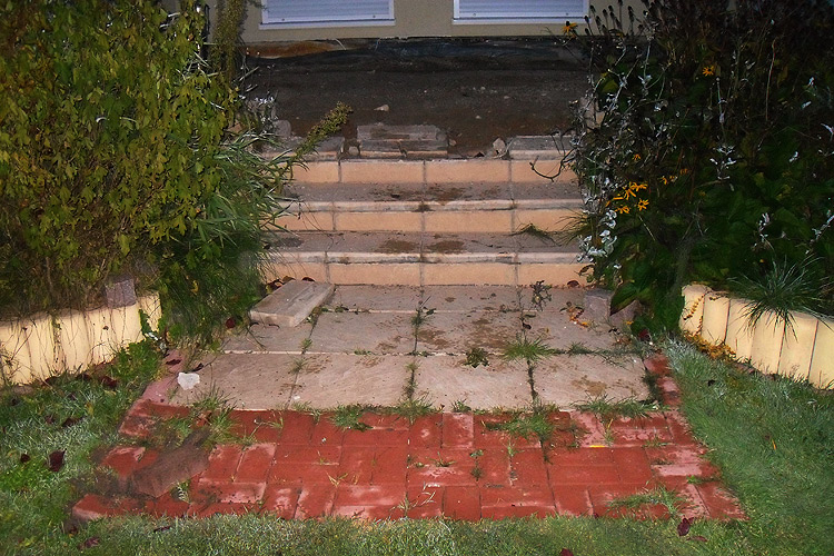 Alte Treppe mit Frostschäden kurz vor dem Abriss Alte Treppe mit Frostschäden kurz vor dem Abriss