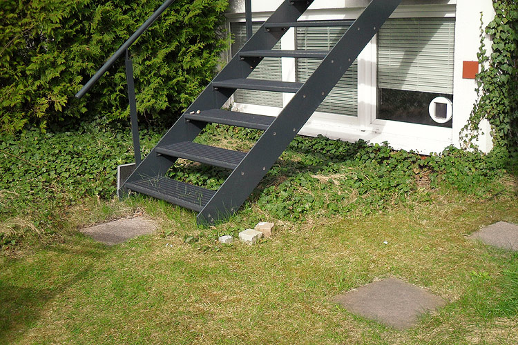 Übergang von einer Treppe in den Garten: Vorher-Situation mit Rasentrittsteinen Übergang von einer Treppe in den Garten: Vorher-Situation mit Rasentrittsteinen