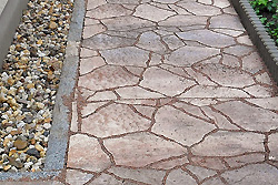 Betonsteine in Polygonaloptik als Wegbelag