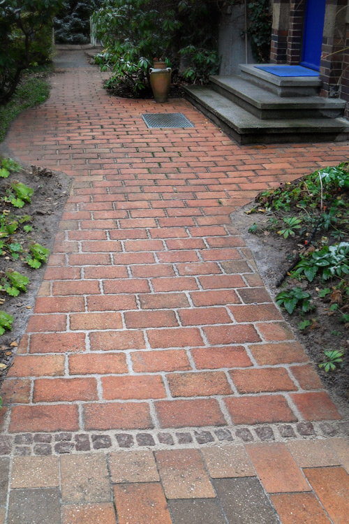 Hauseingangsbereich mit Pflaster in drei verschiedenen Steinarten Hauseingangsbereich mit Pflaster in drei verschiedenen Steinarten