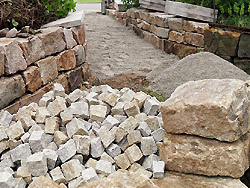 Die Pflasterbettung fr den Granitbelag wird als Unterbau eingebracht