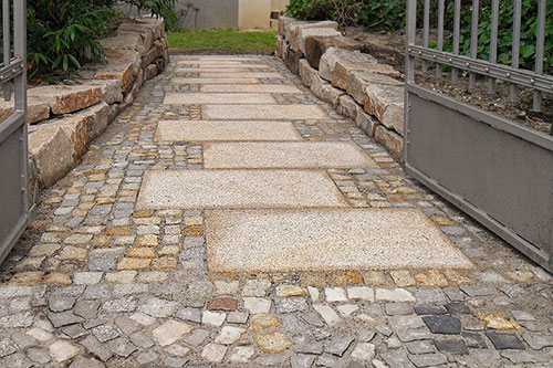 Gartenweg mit unterschiedlichen Belägen