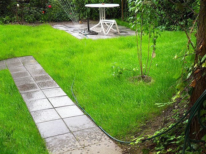 Terrasse mit neuem Belag in Grau und Weiß