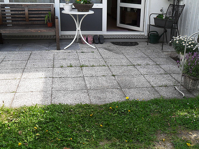 Alte Terrasse mit Kieselwaschbetonplatten