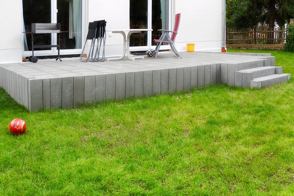 Gartenneuanlage nach Neubau - Frisch angelegte Rasenfläche nach wenigen Wochen