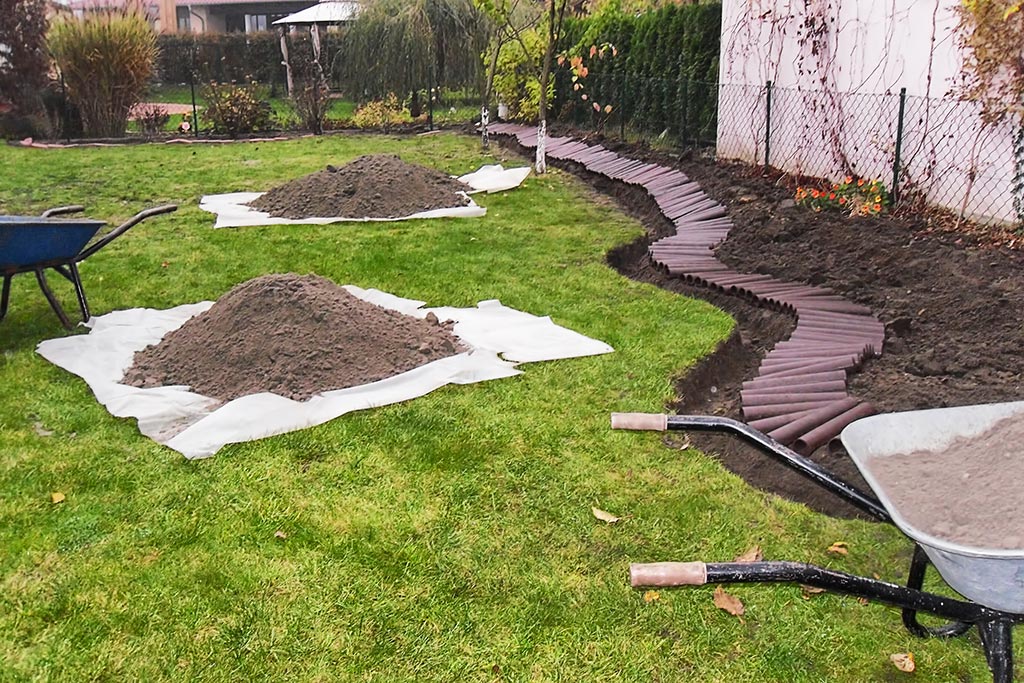 Neue Beeteinfassung aus Betonpalisaden - Während der Bauarbeiten
