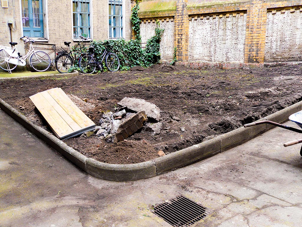 Hoferneuerung: Gerodetes Beet mit Resten eines alten Fundaments