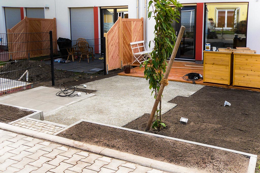 Nachher: Eine wassergebundene Platzfläche verbindet die Terrasse mit dem Eingang und dem Gerätehäuschen