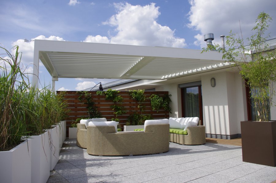 Attraktive Terrassengestaltung mit hochertigen Möbeln und Pflanzgefäßen
