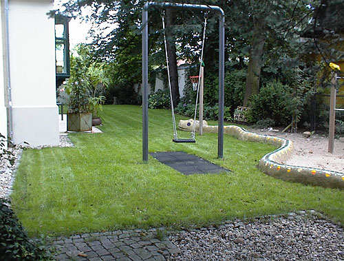 Spielplatz mit Schlange als Sandkastenbegrenzung