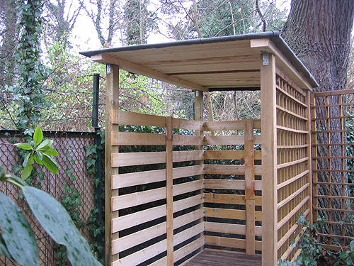 Holzunterstand mit Rankgitter