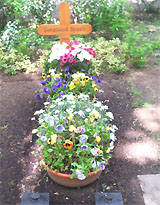 Blumenschalen auf neuem Grab