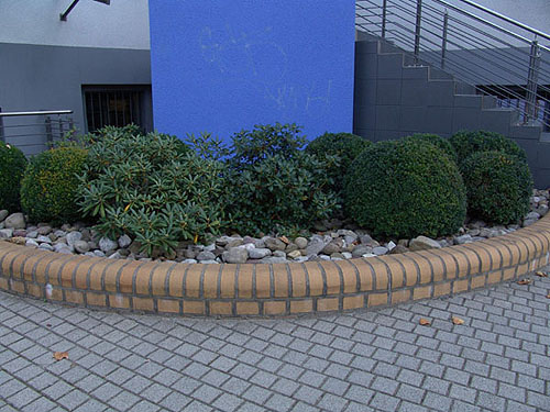 Moderne Wohnanlage mit Grünflächen