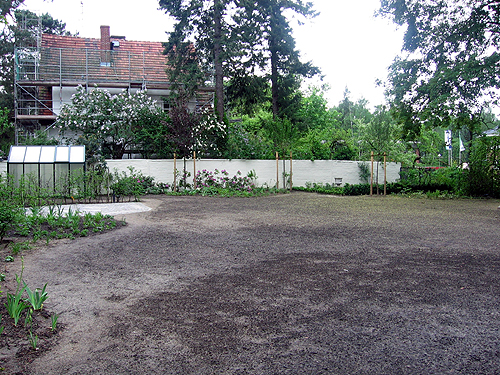 Vorbereitung für die Neuanlage des Rasens auf einem Sportplatz