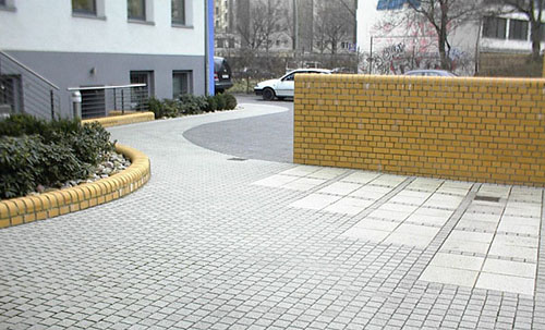 Gepflasterte Nutzfläche in Wohnanlage