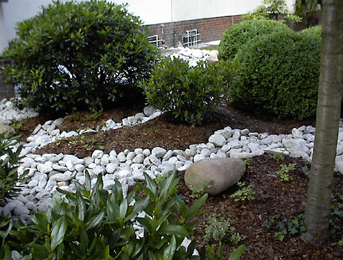 Gartengestaltung mit grobem Kies
