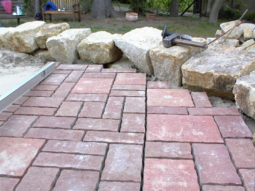 Terrasse mit Beton in Terrakottaoptik und Naturstein