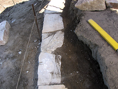 Fundament der Trockenmauer