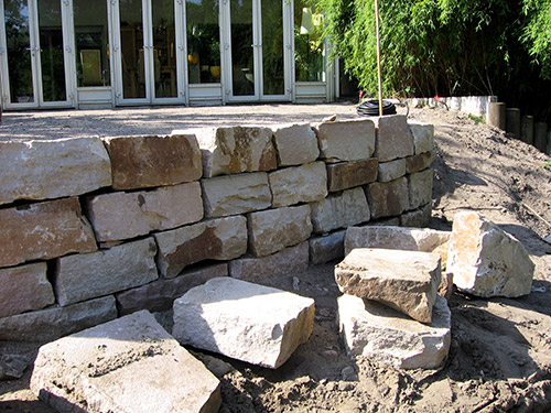 Trockenmauer: Steine setzen