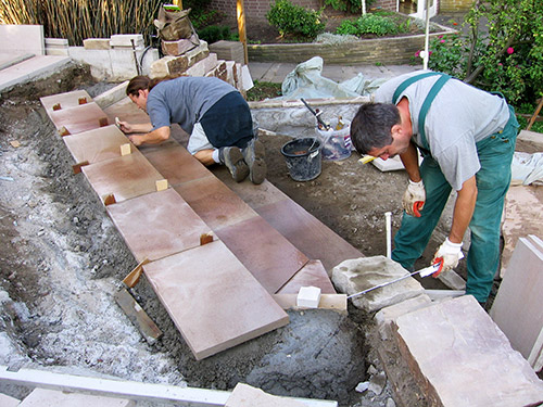Treppe aus Natursteinplatten