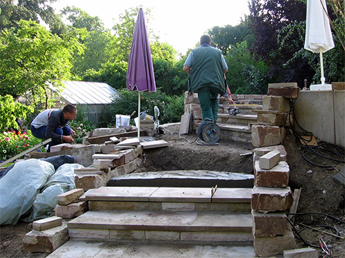 Treppe mit Begrenzung aus Naturstein