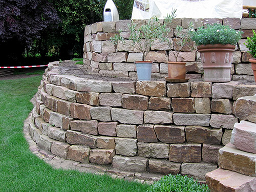 Terrasse mit Trockenmauer