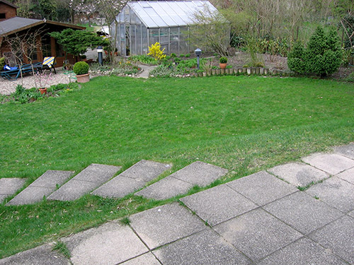 Blick von der Terrasse in den Garten