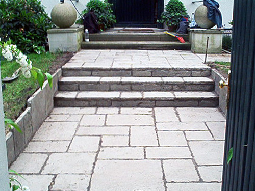 Verschieden große Natursteinplatten