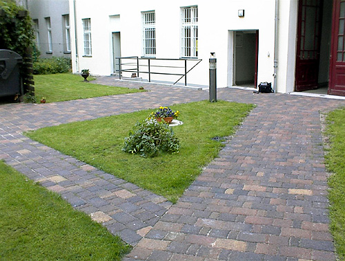 Wege im Hof eines Berliner Mietshauses